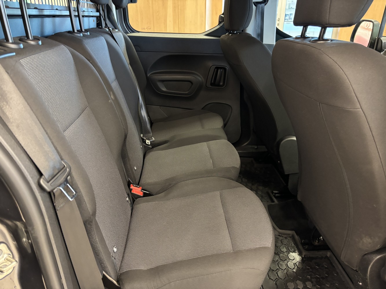 Car image 14