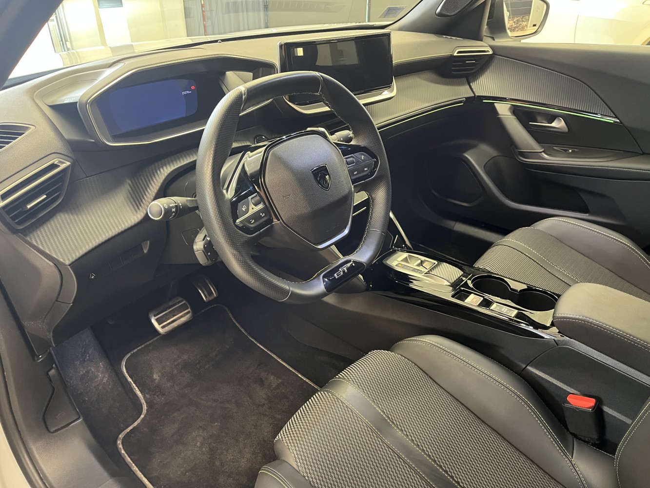 Car image 9