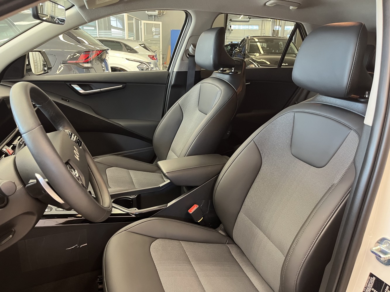Car image 9