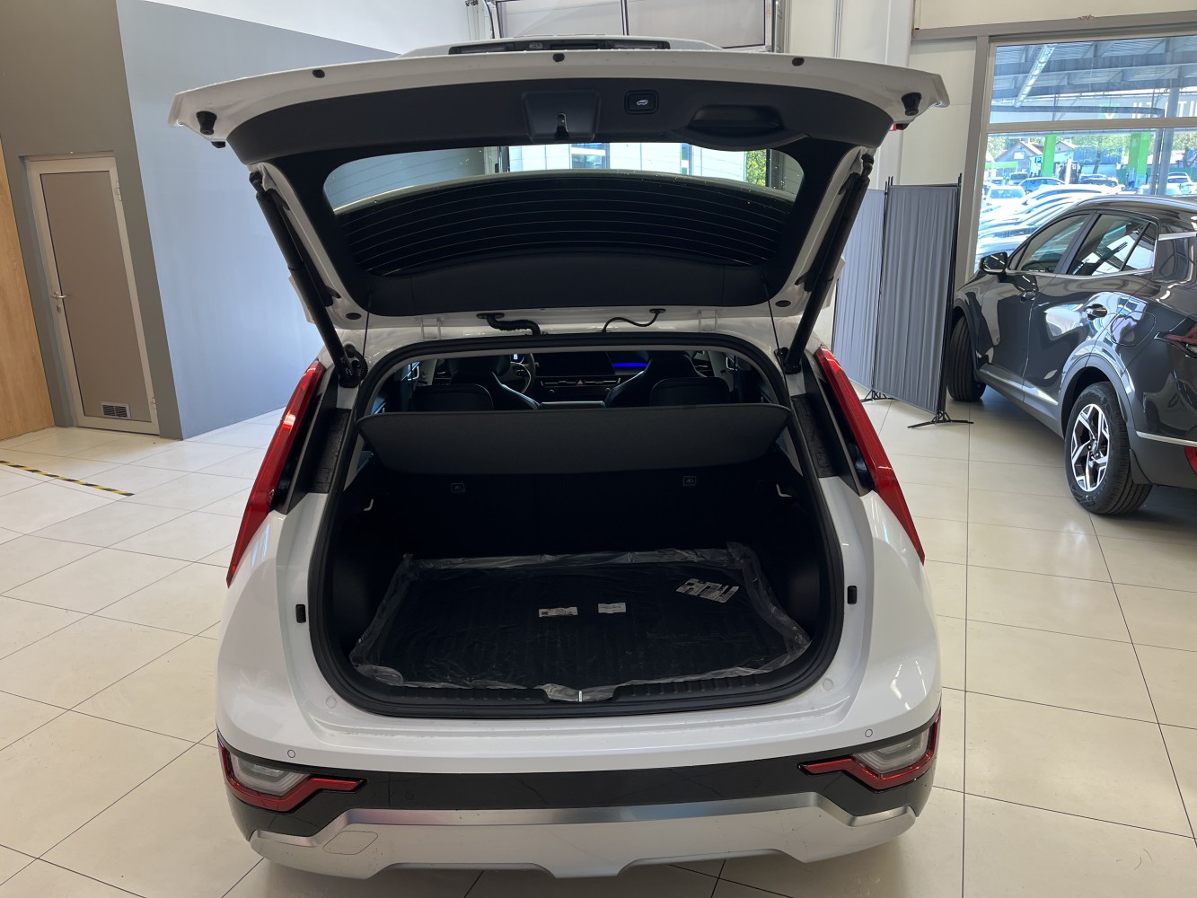 Car image 24