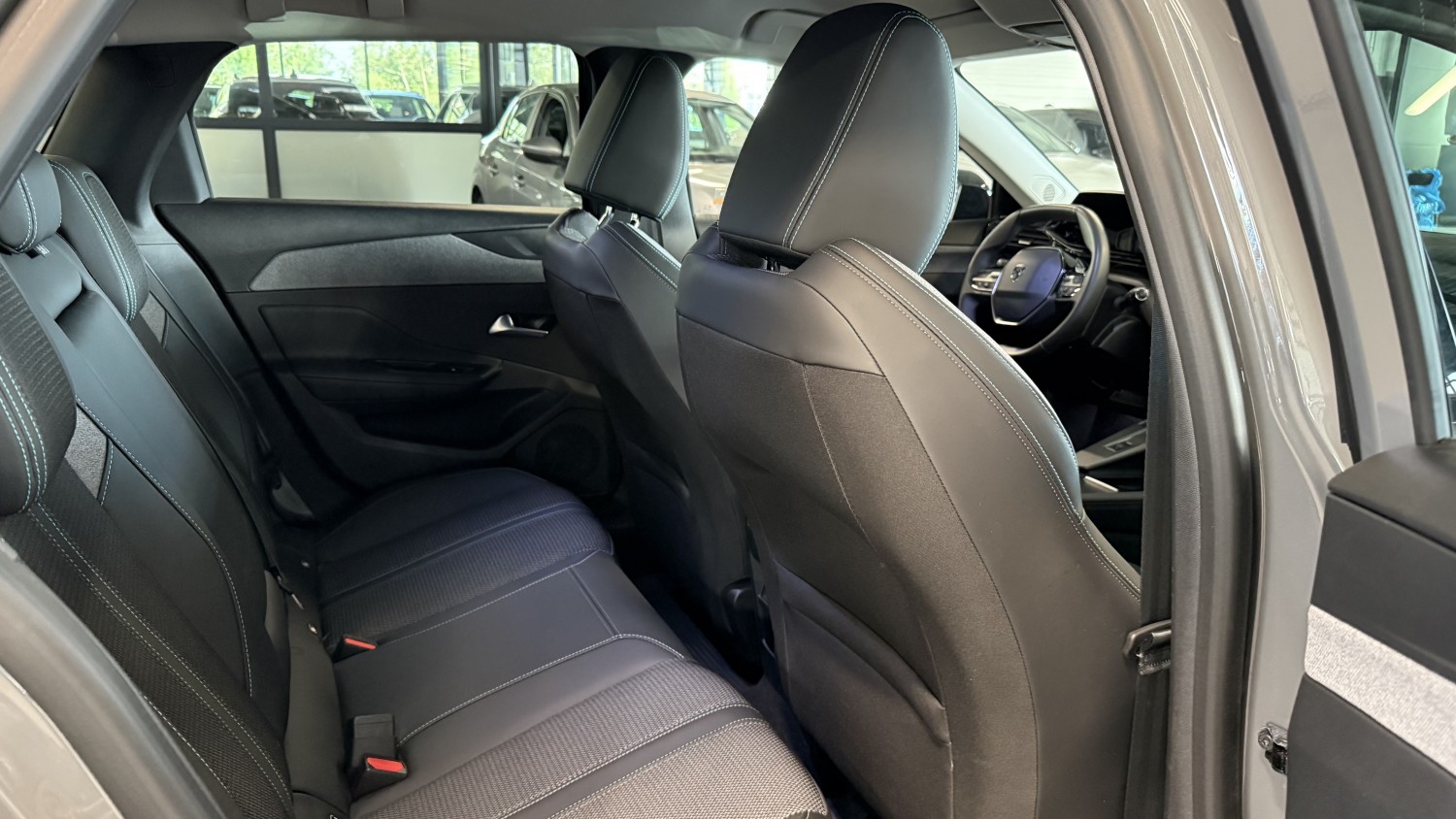 Car image 14