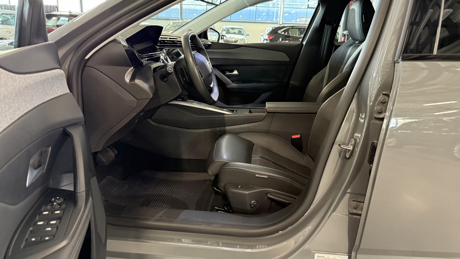 Car image 10