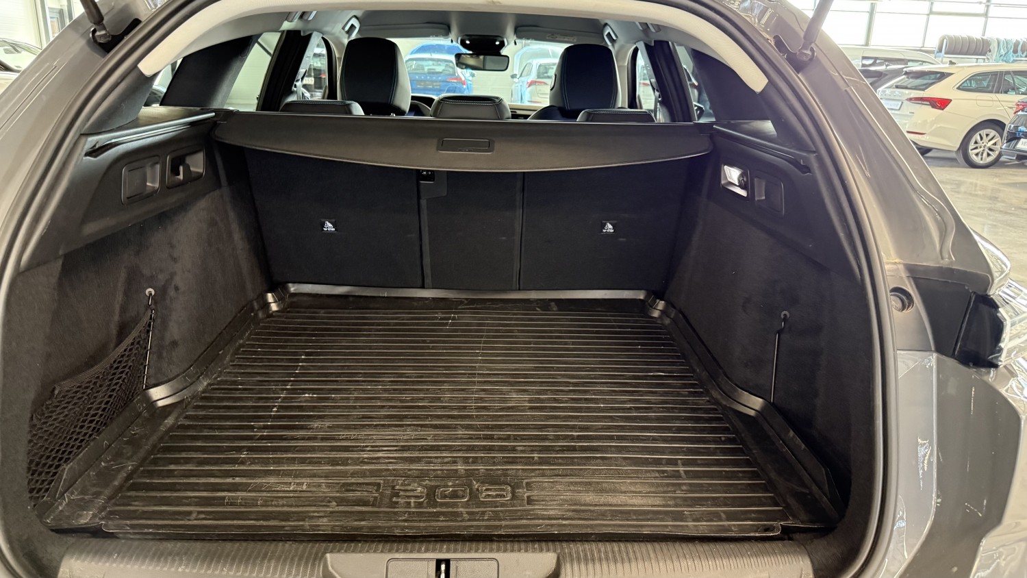 Car image 13