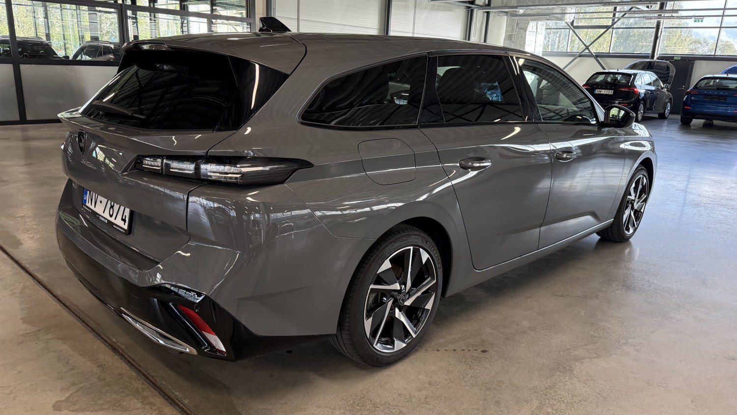 Car image 4