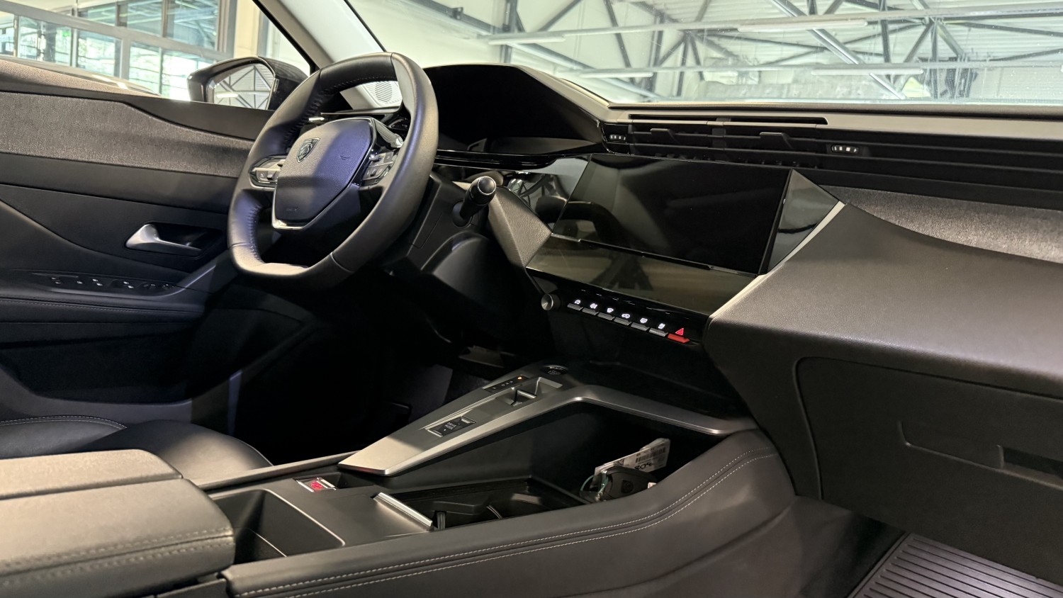 Car image 15