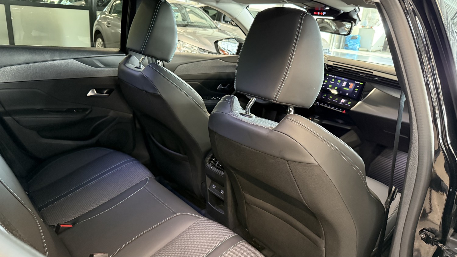 Car image 14