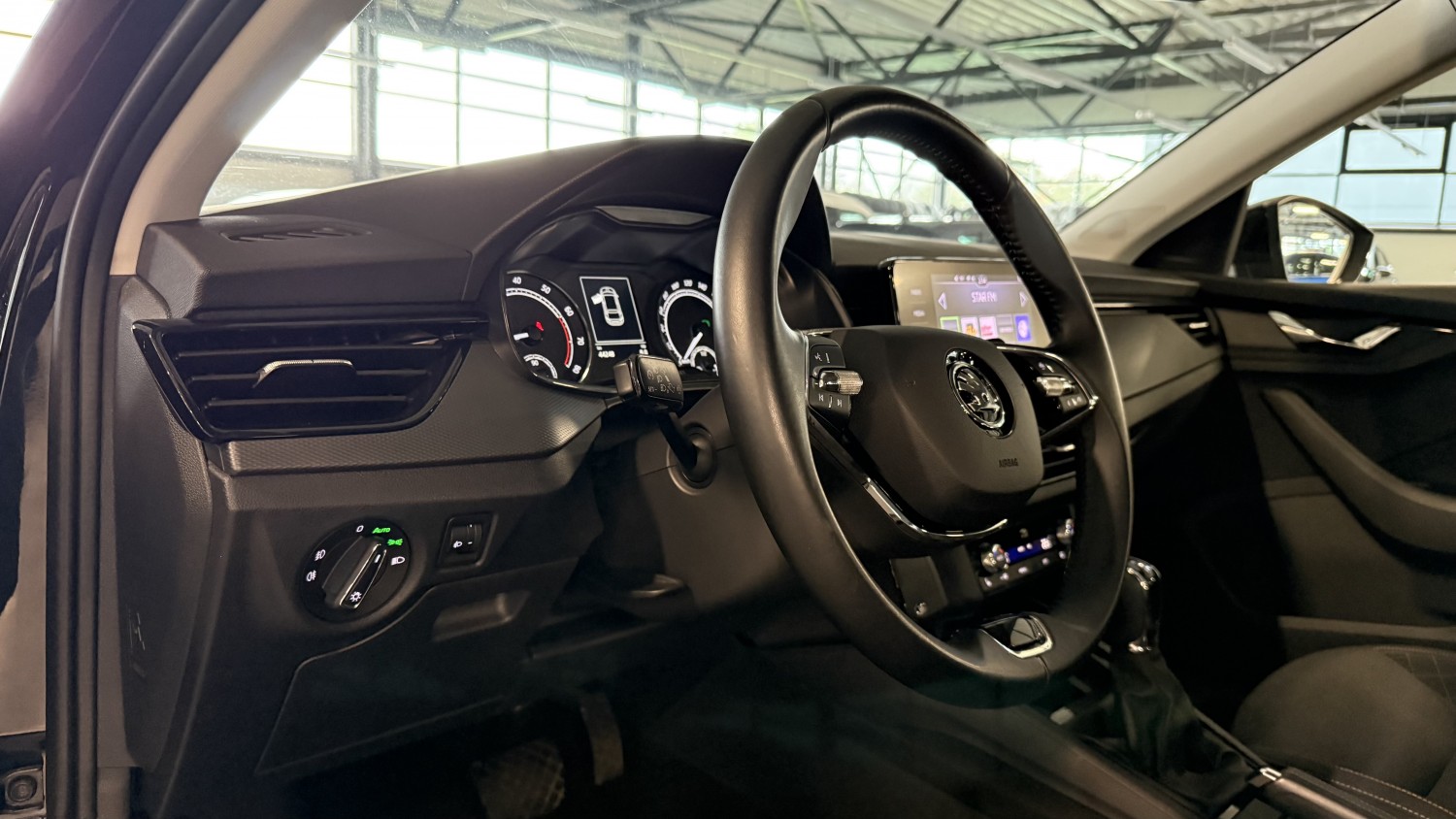 Car image 16