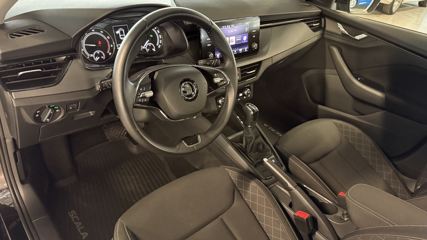 Car image 10