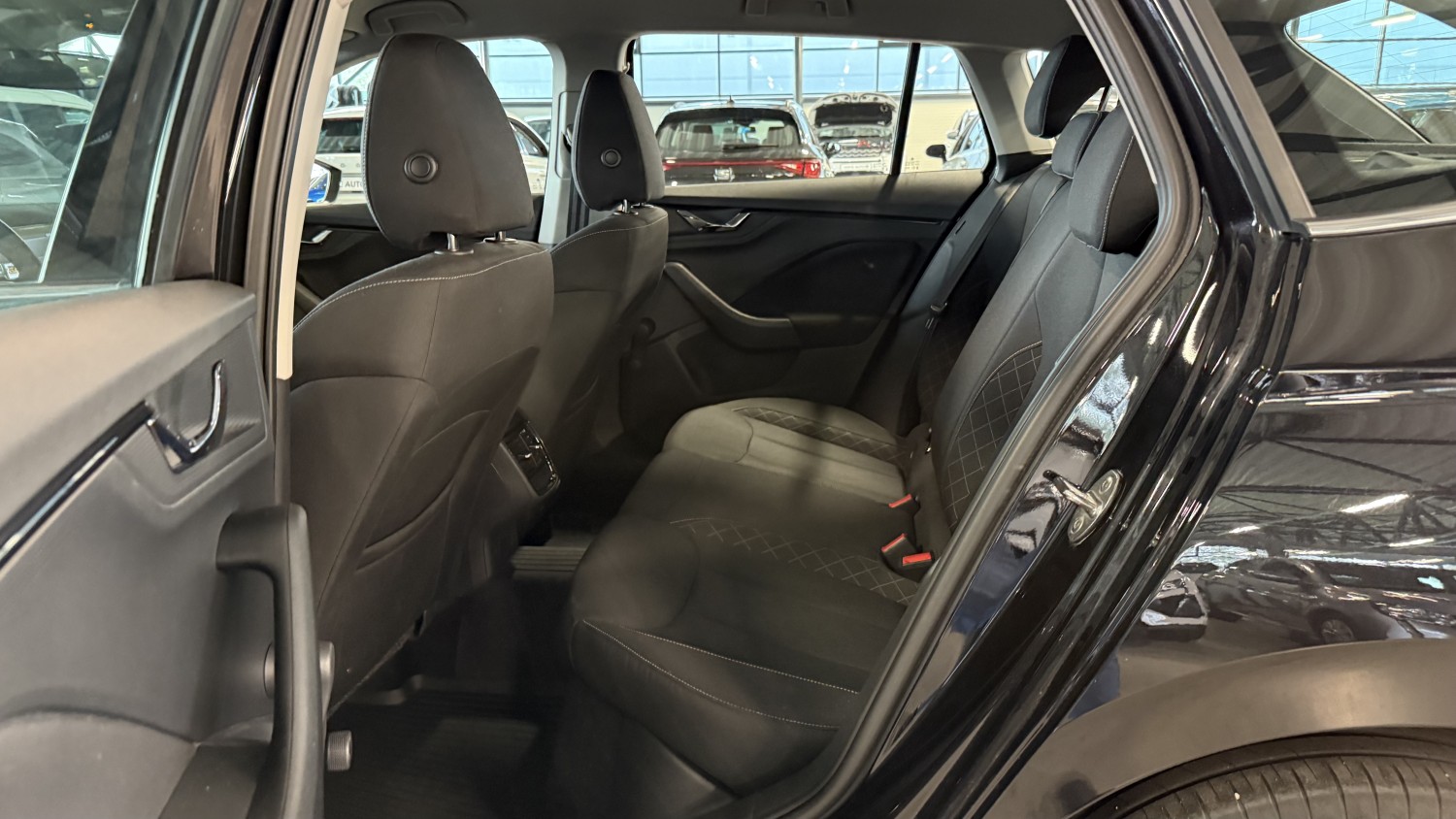 Car image 11