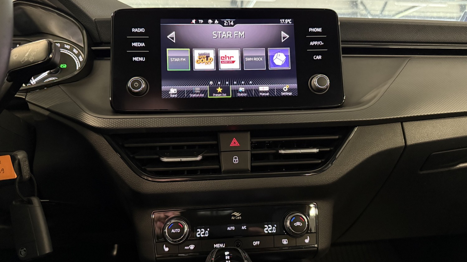 Car image 18