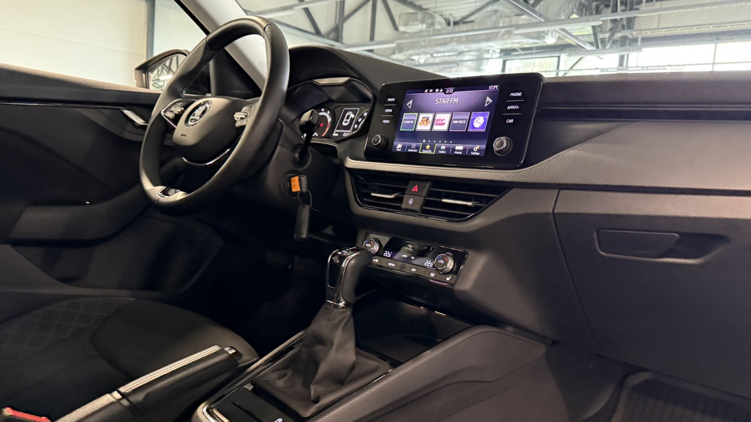 Car image 14