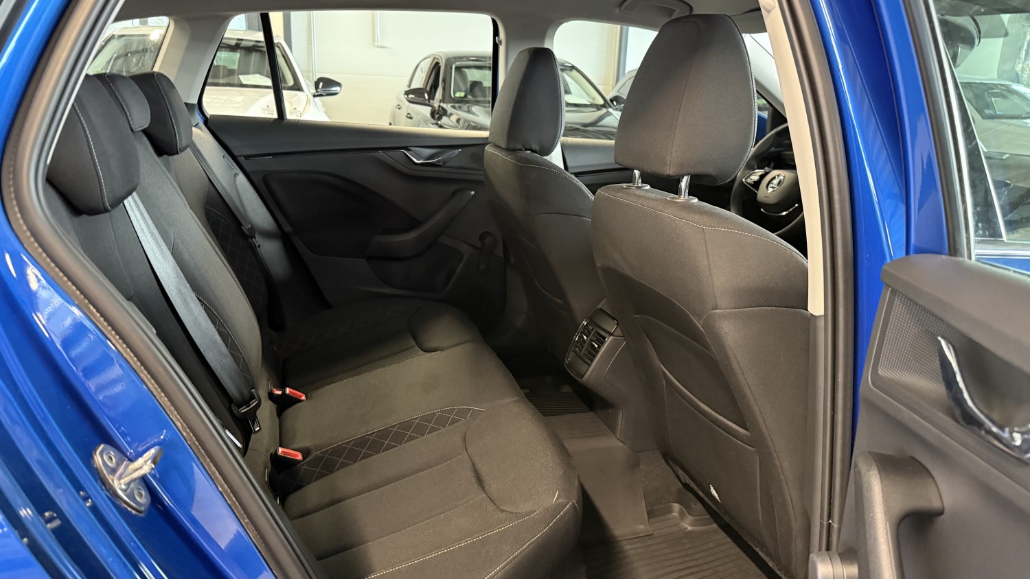 Car image 12