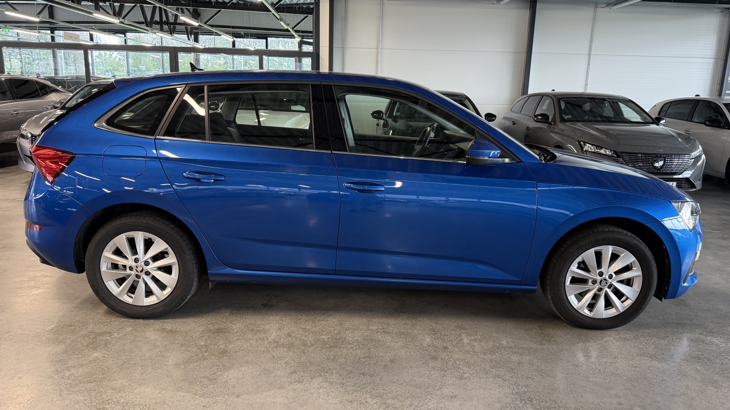 Car image 4