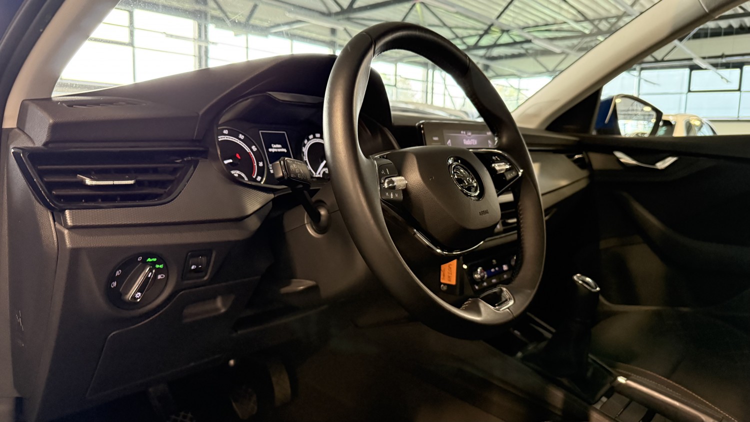 Car image 15
