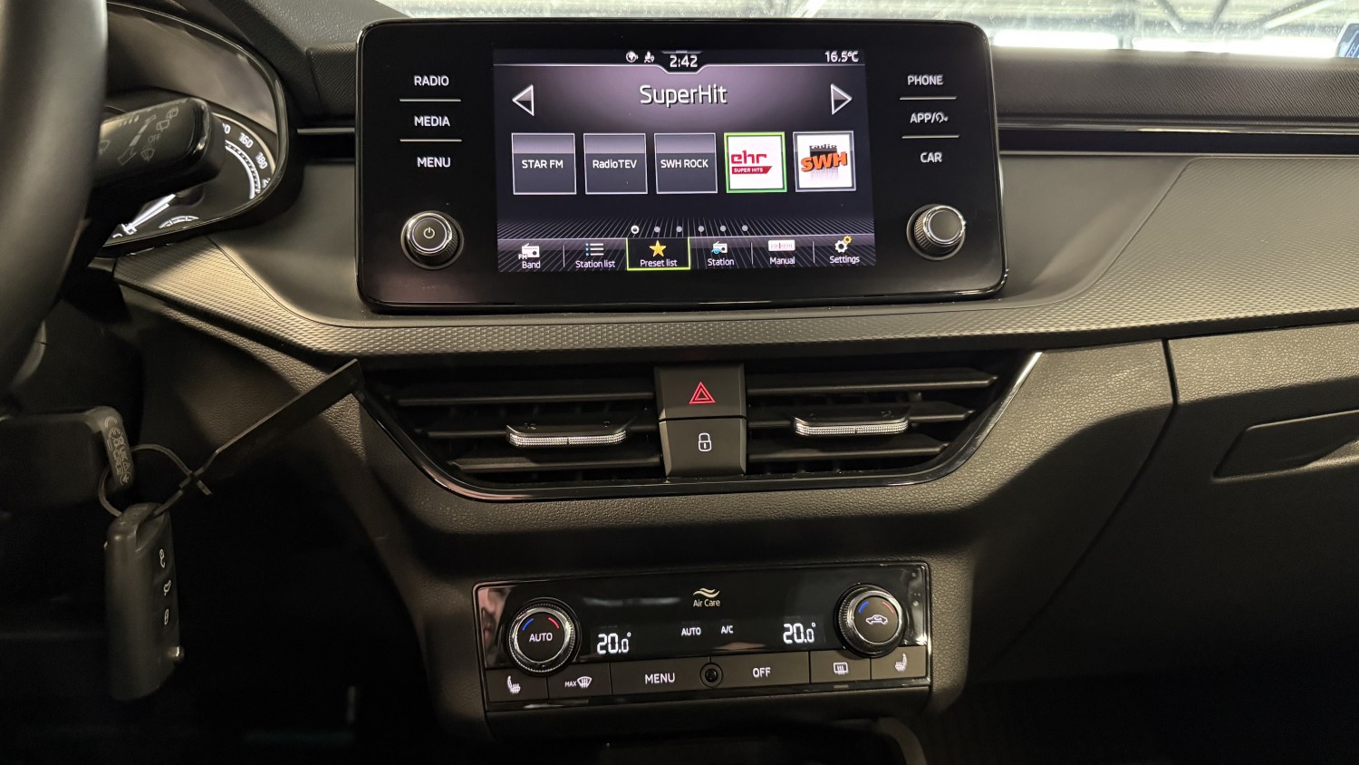 Car image 17