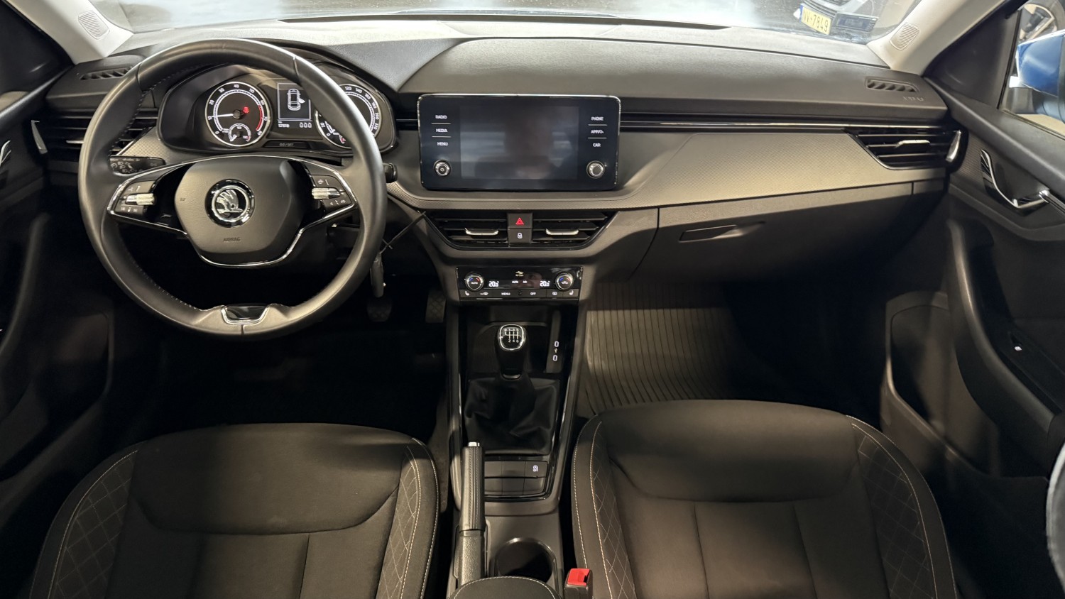 Car image 14