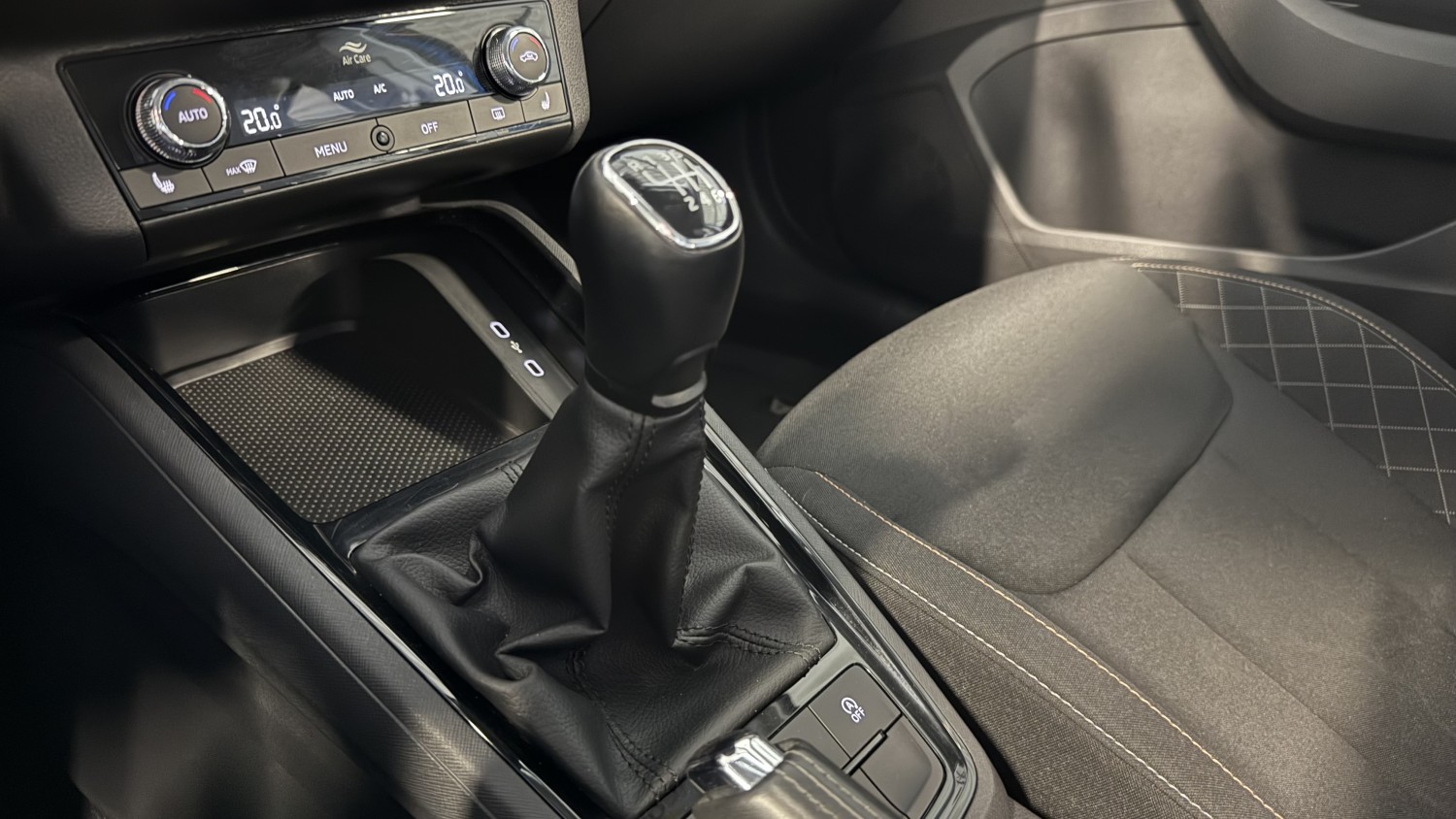 Car image 19