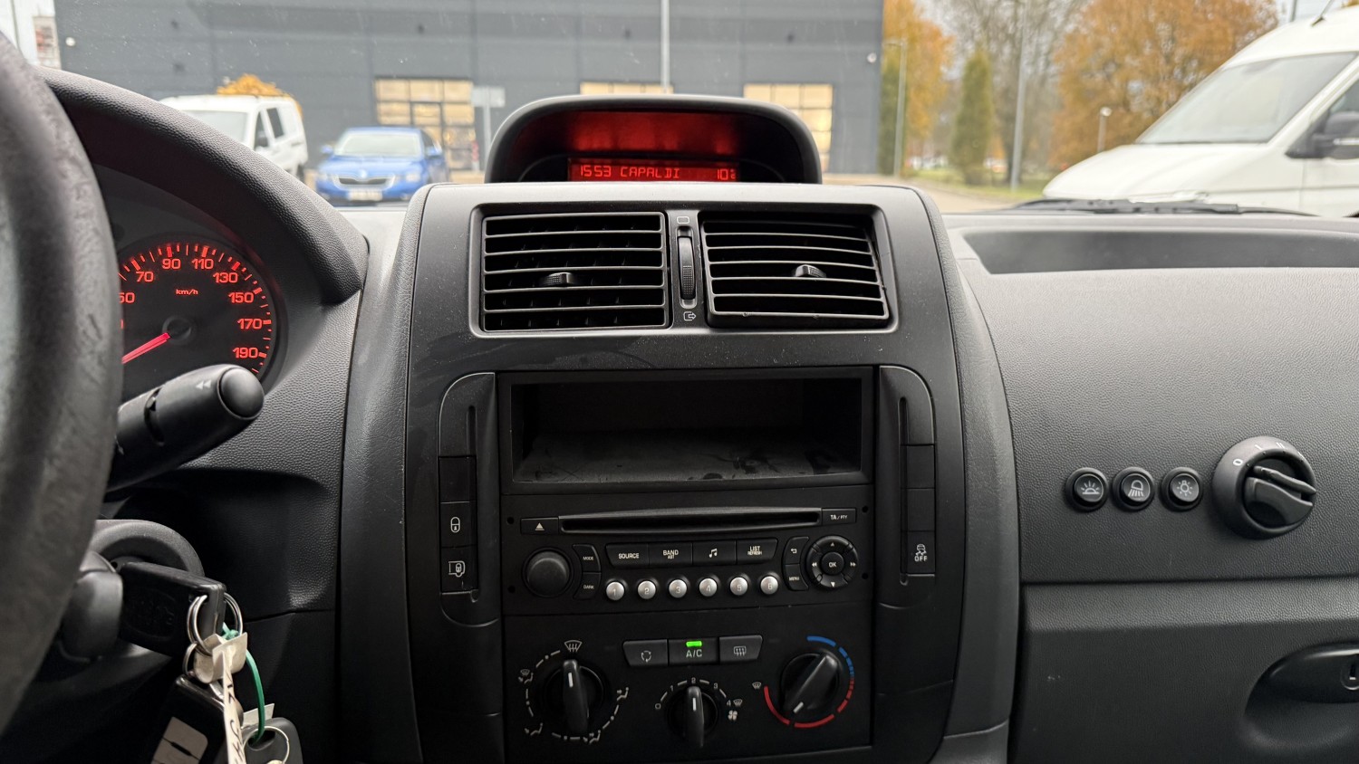 Car image 17