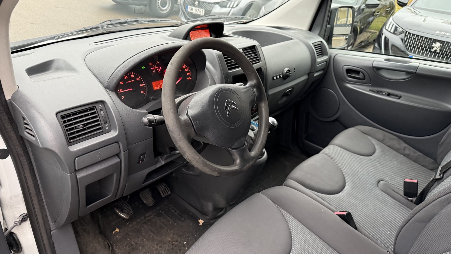 Car image 10