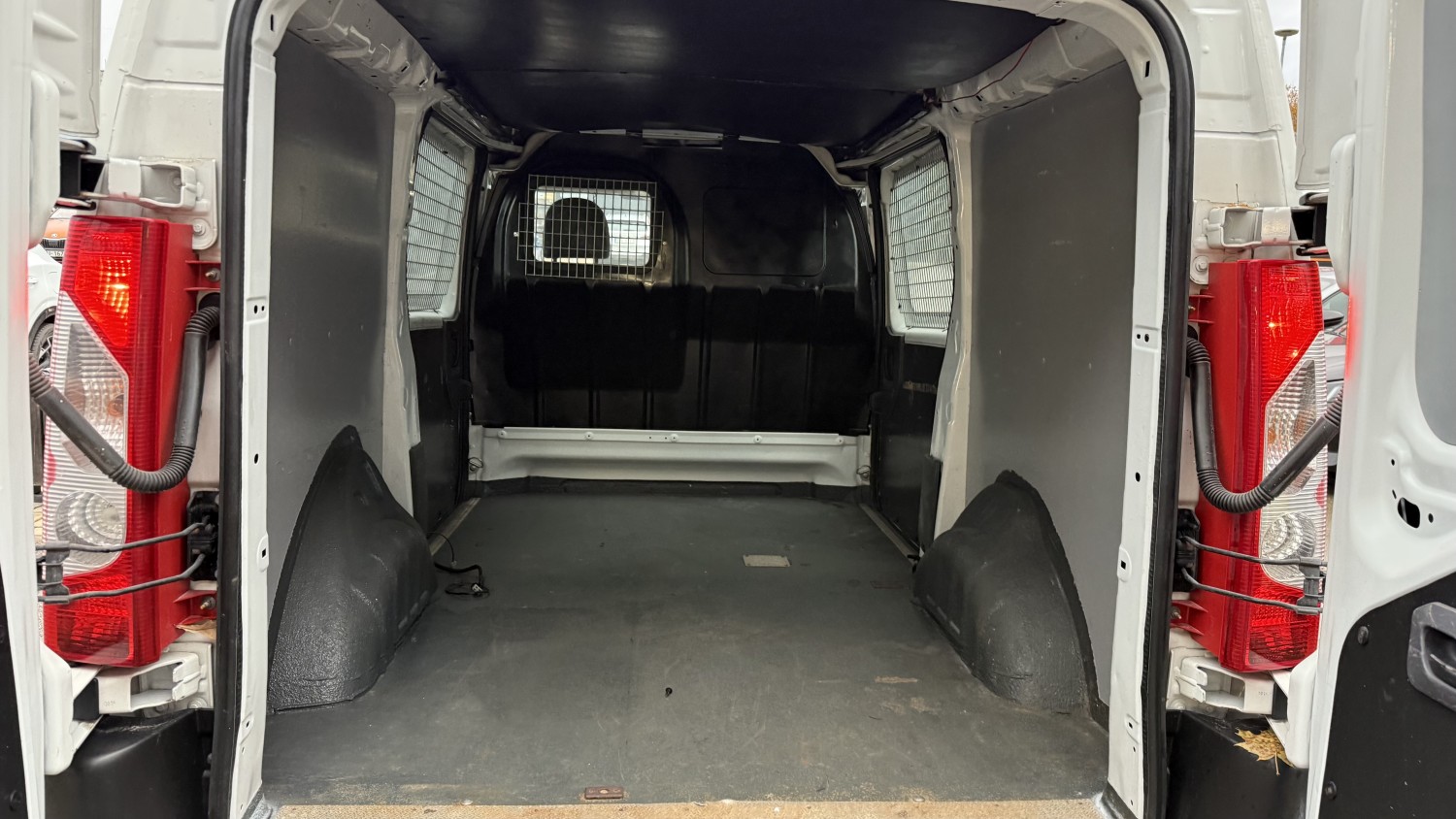 Car image 13