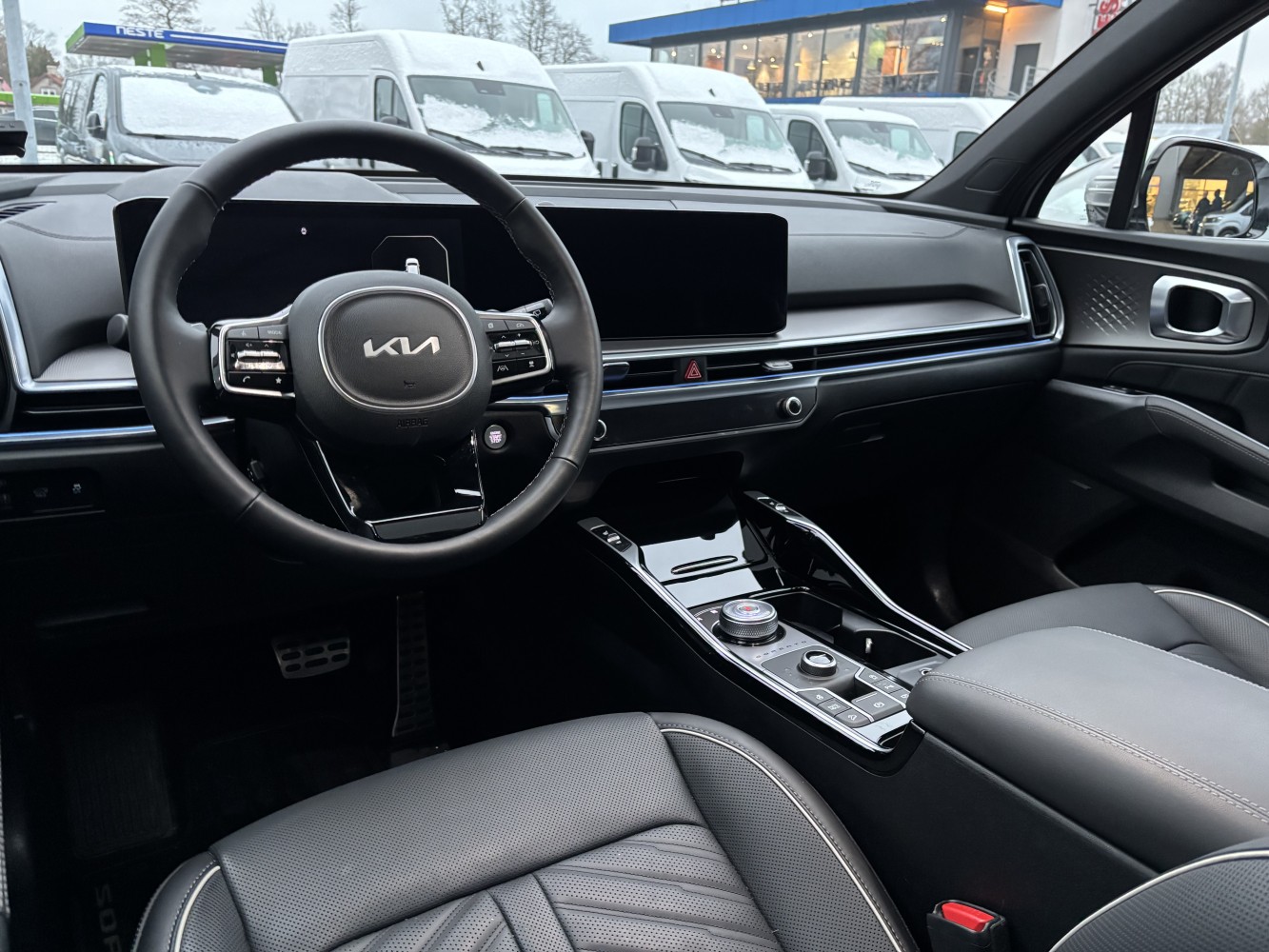 Car image 10