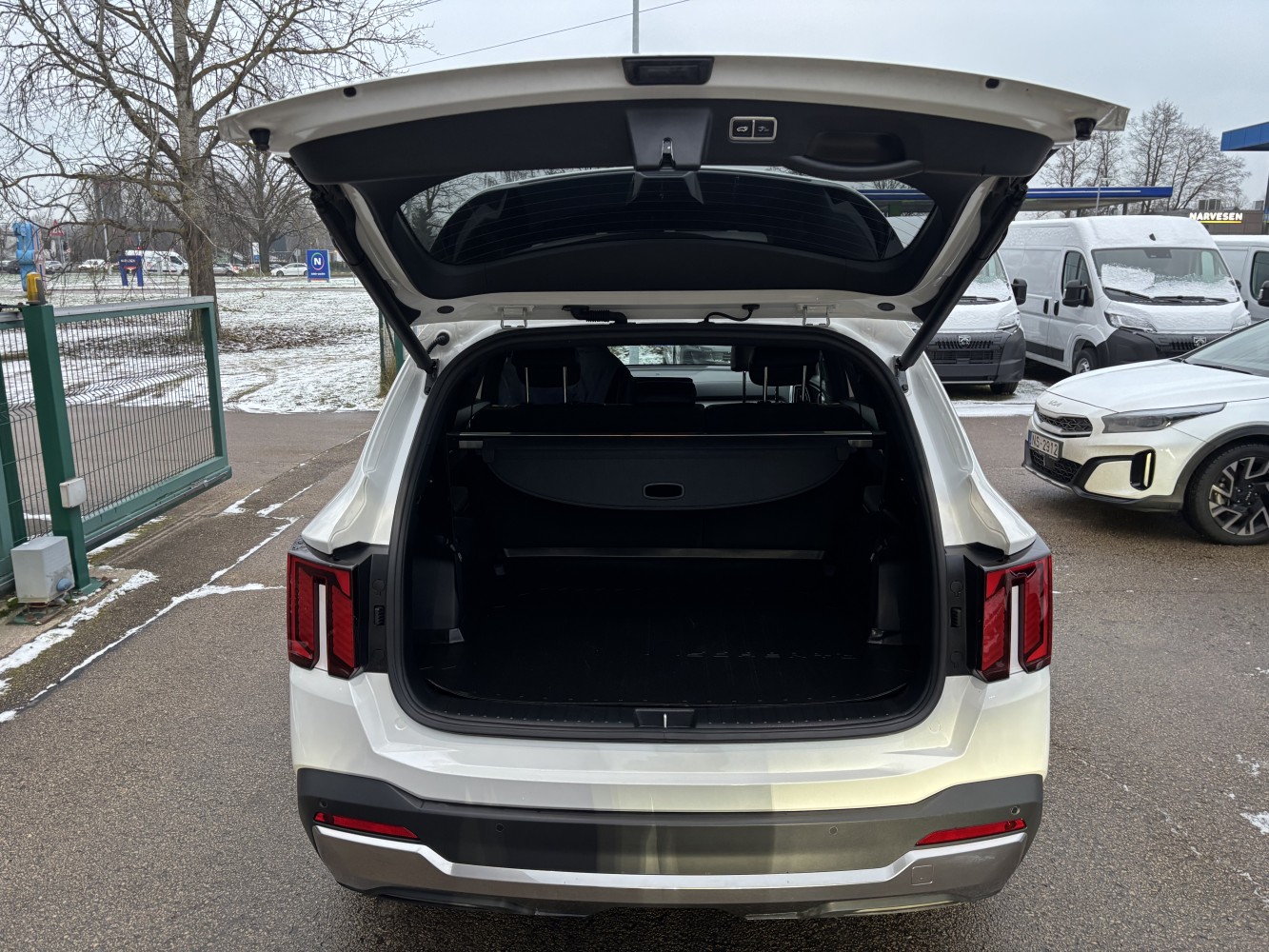 Car image 26