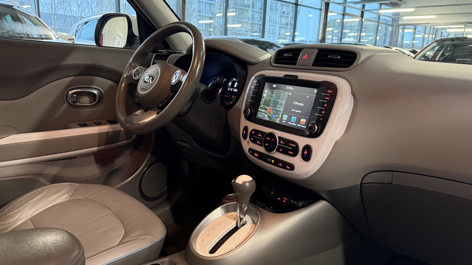Car image 14