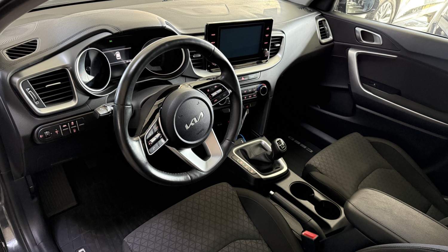 Car image 10