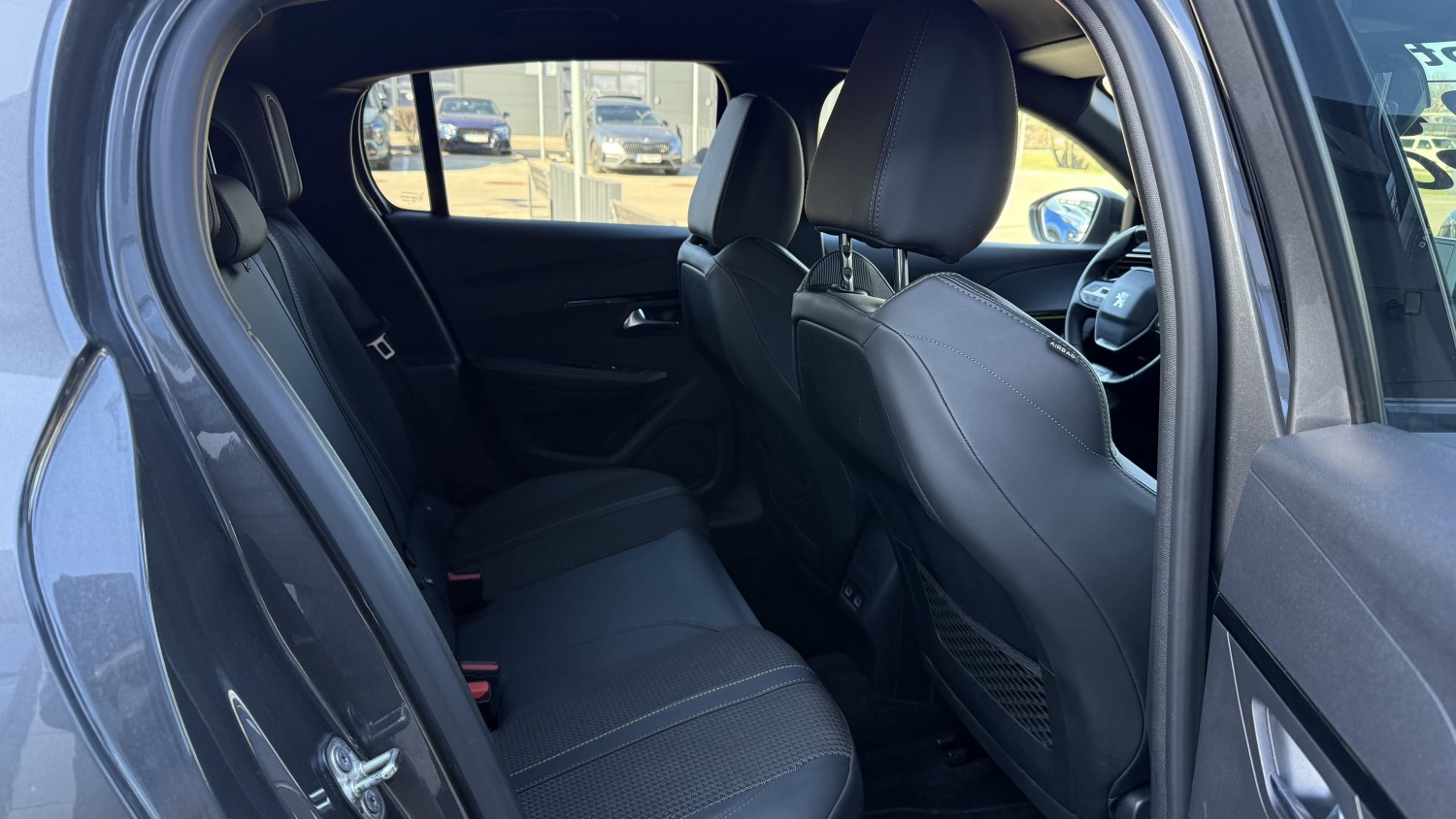 Car image 12