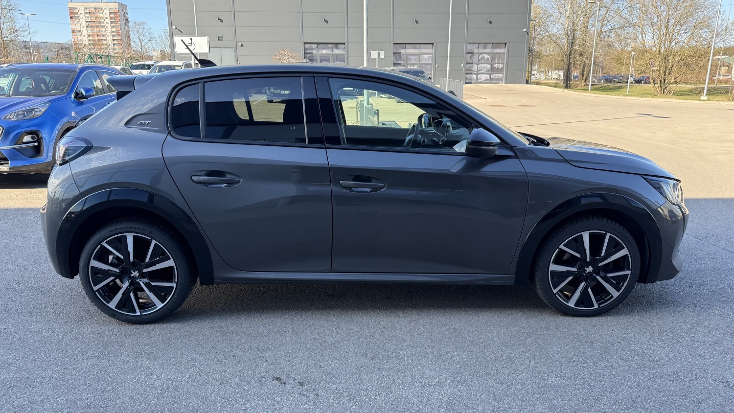 Car image 4