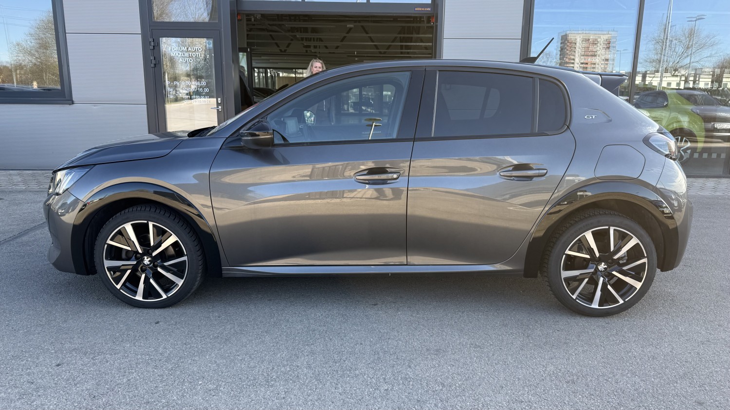 Car image 2