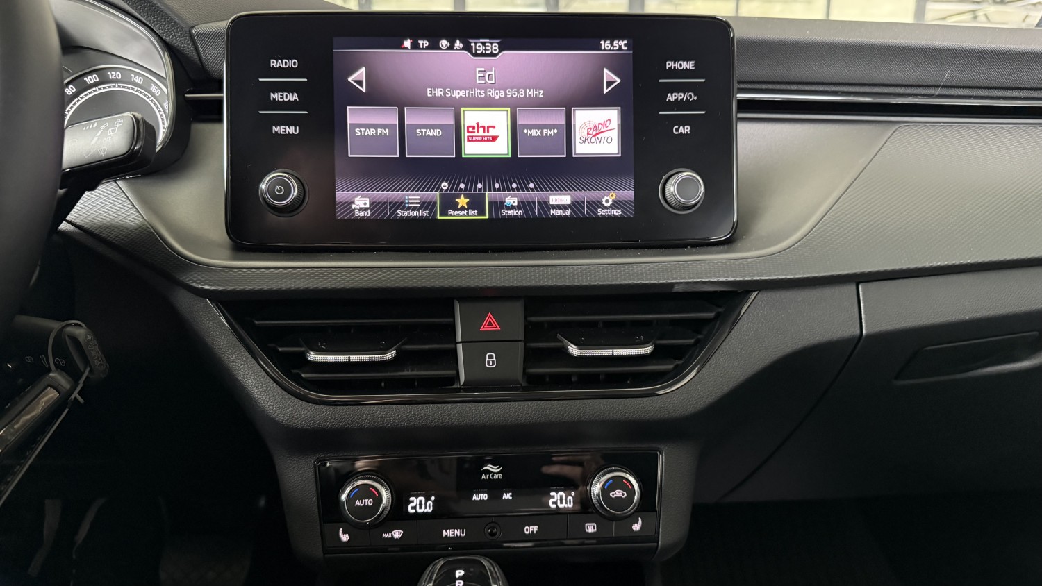 Car image 18