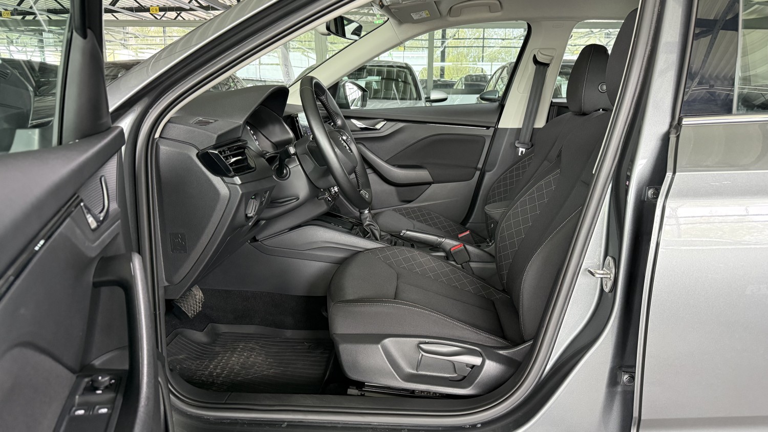Car image 9