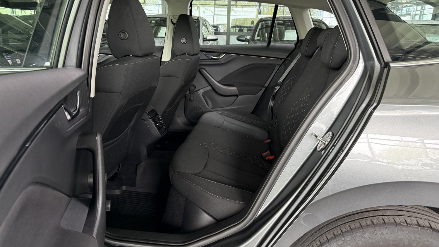 Car image 11