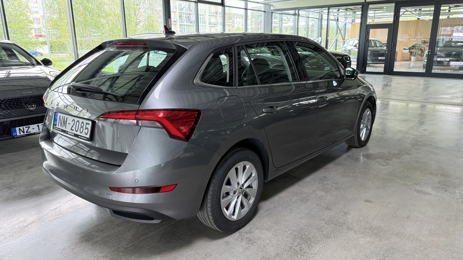 Car image 3
