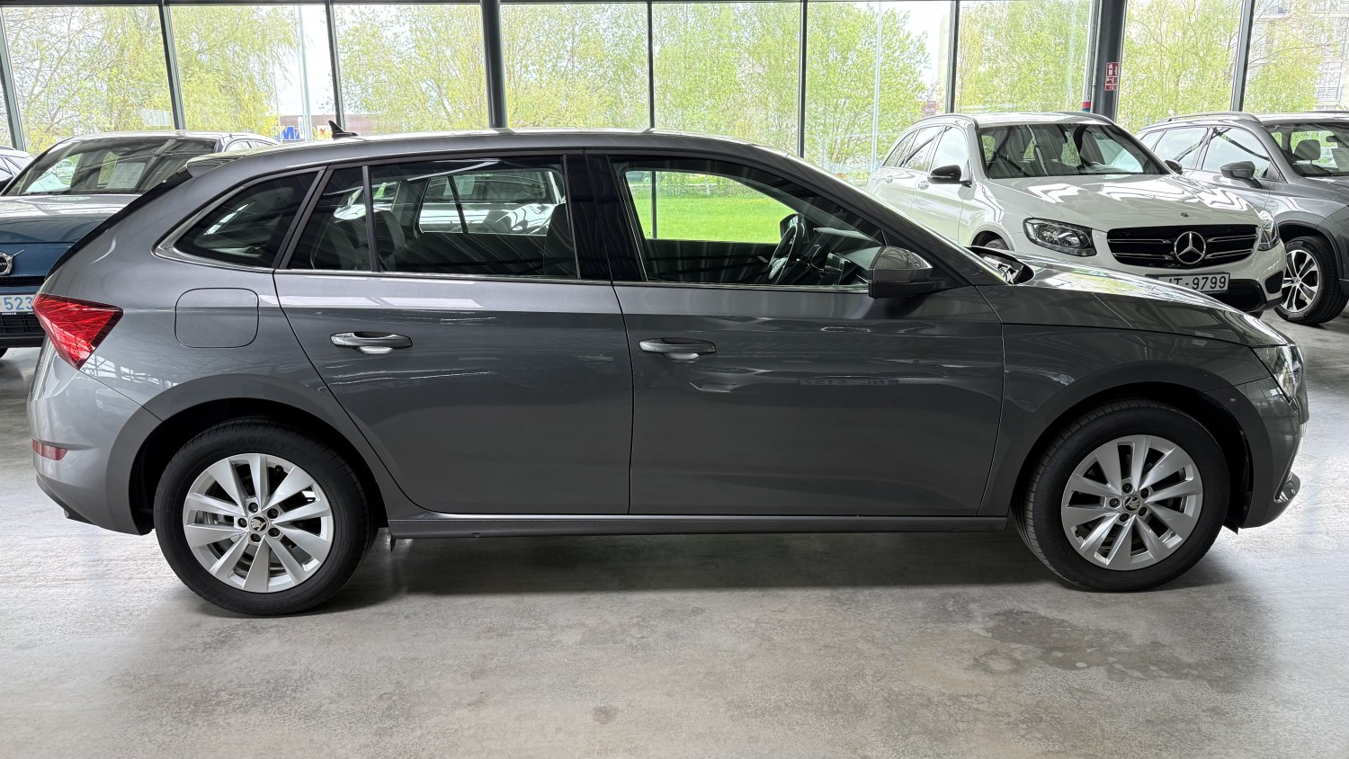 Car image 4