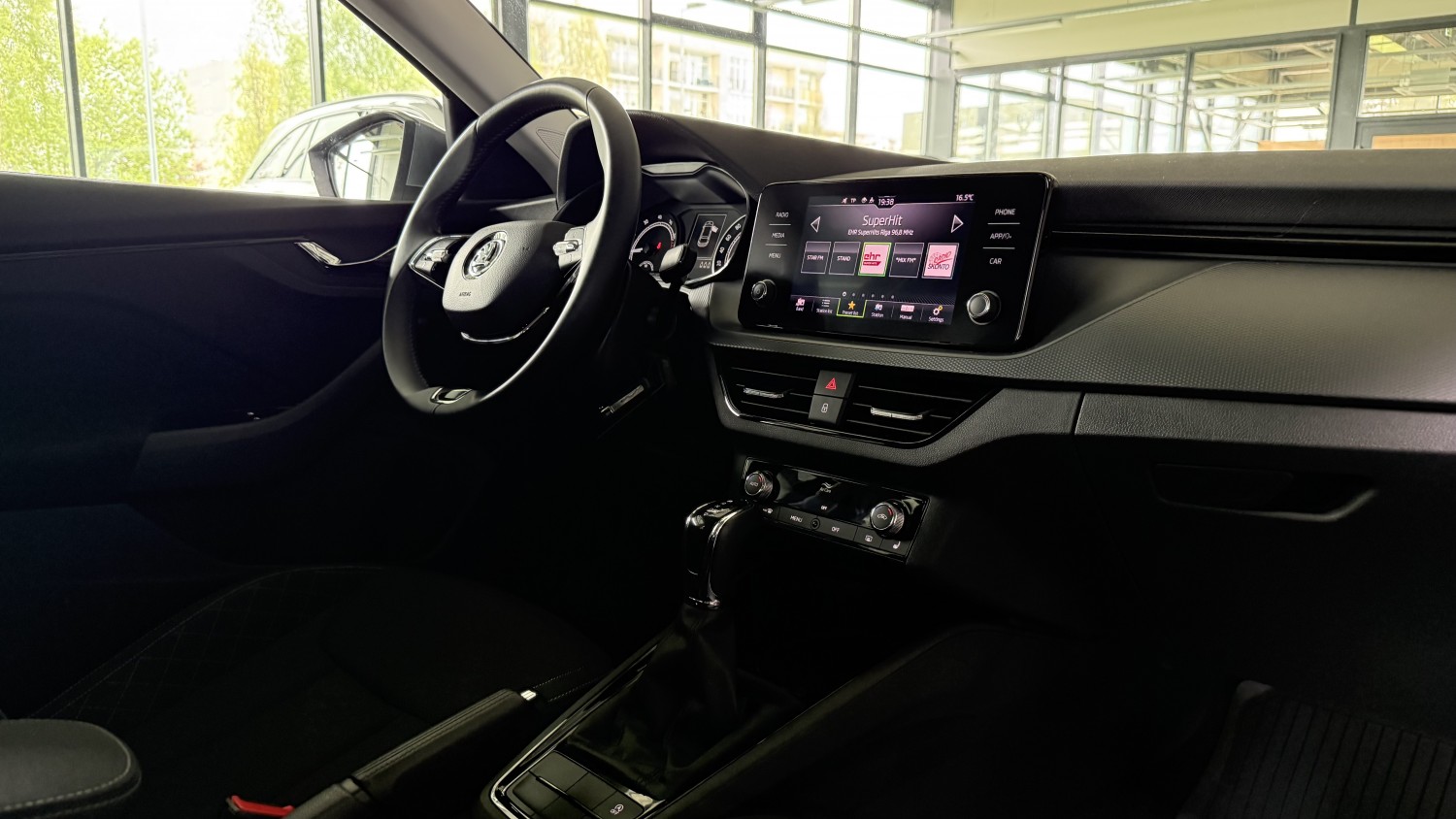 Car image 14