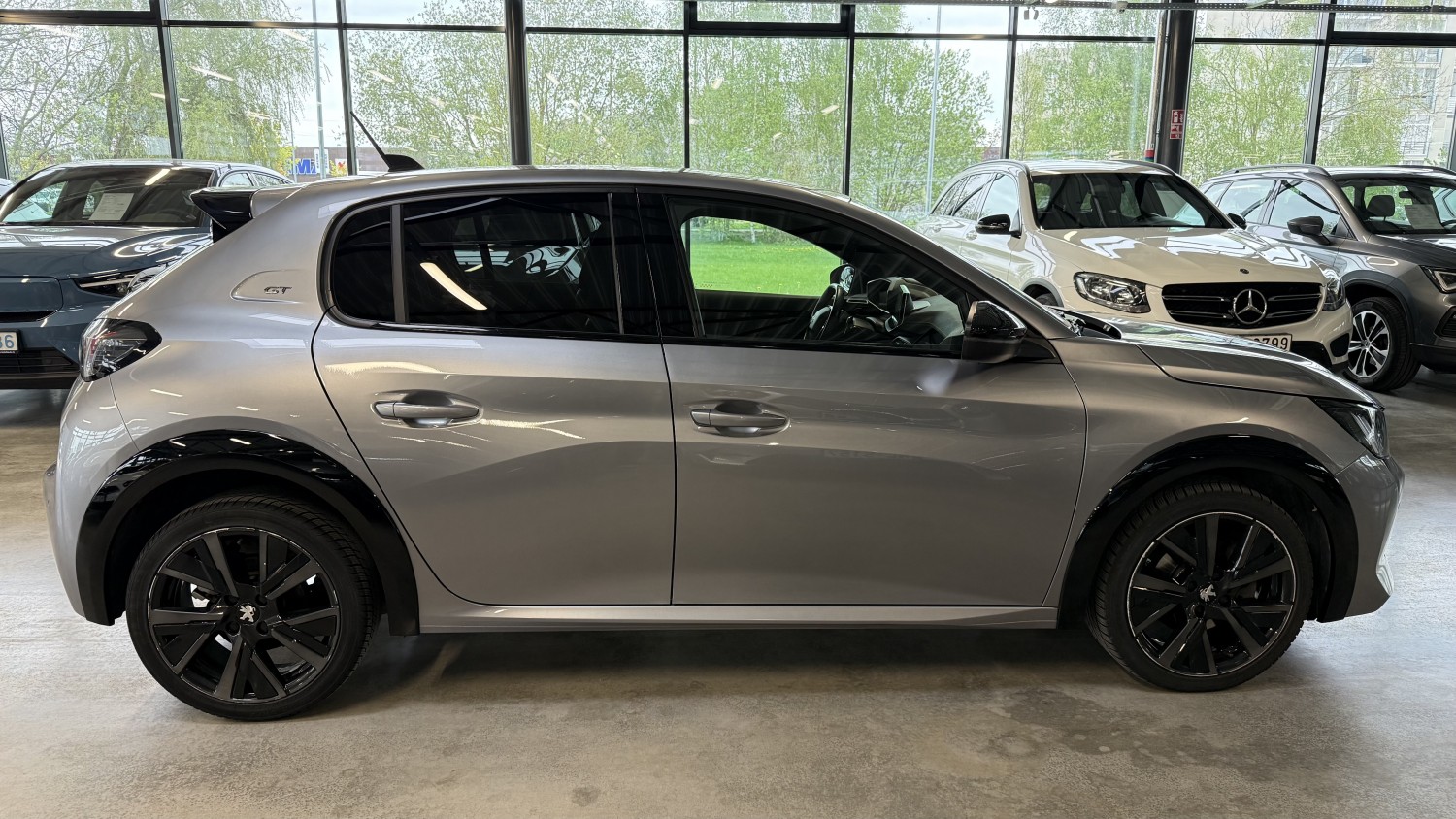 Car image 4