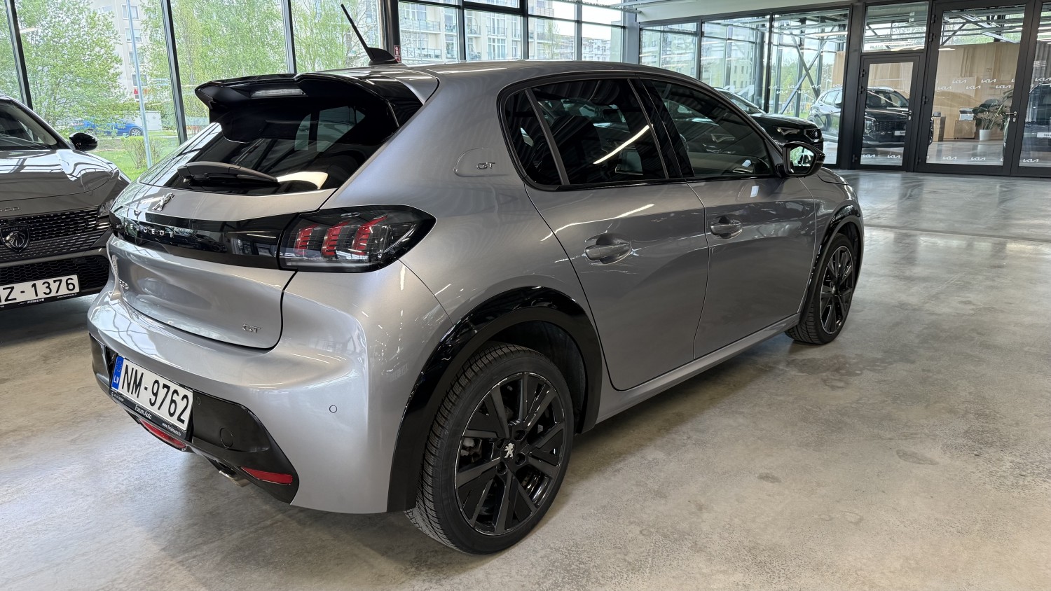 Car image 3