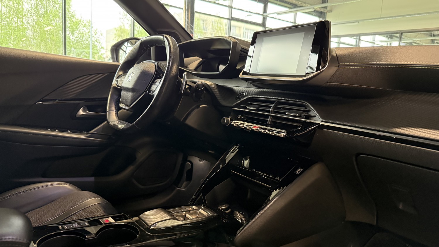 Car image 14