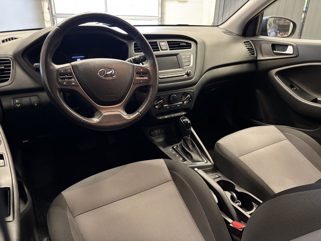 Car image 10
