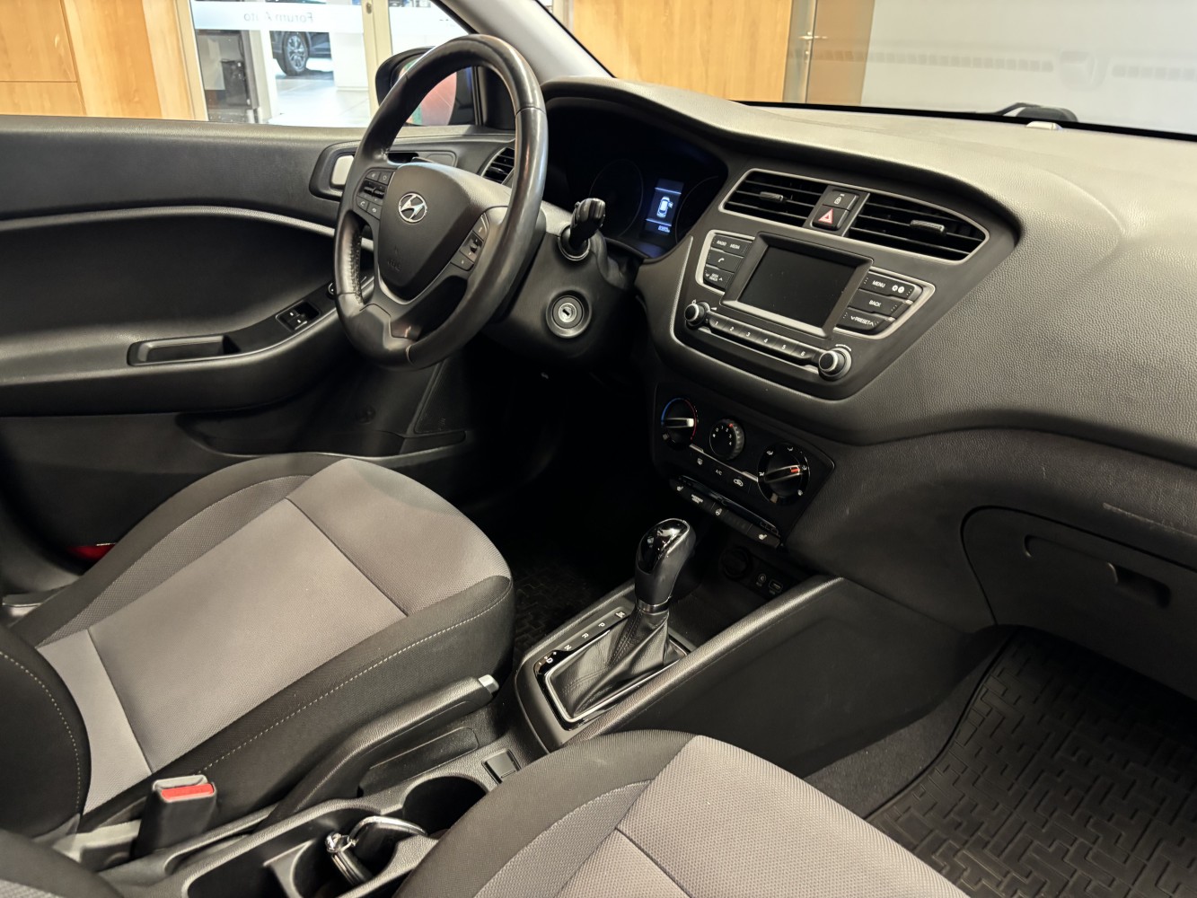 Car image 11