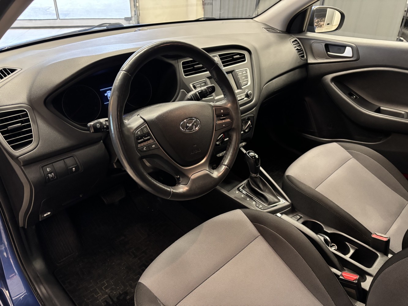 Car image 8