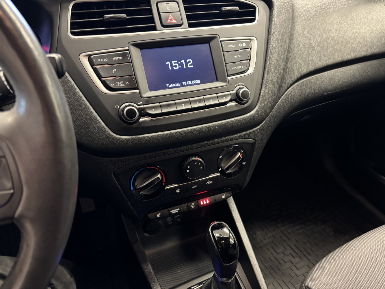 Car image 17