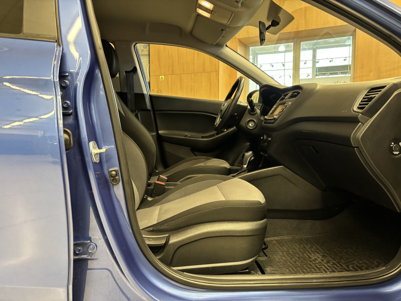 Car image 12
