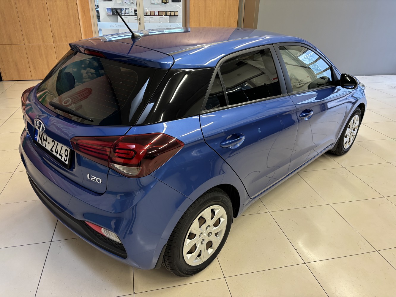 Car image 3