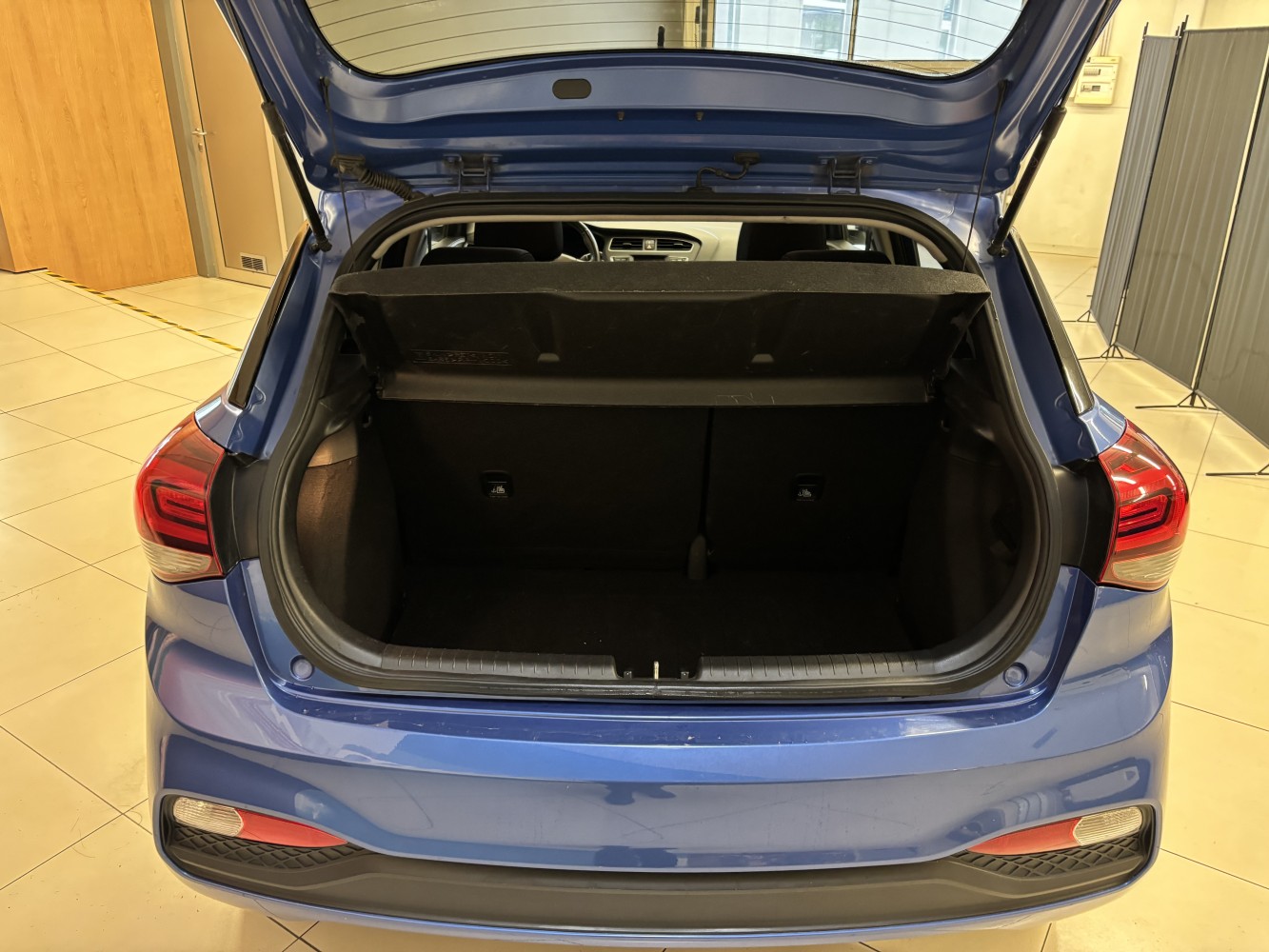 Car image 27