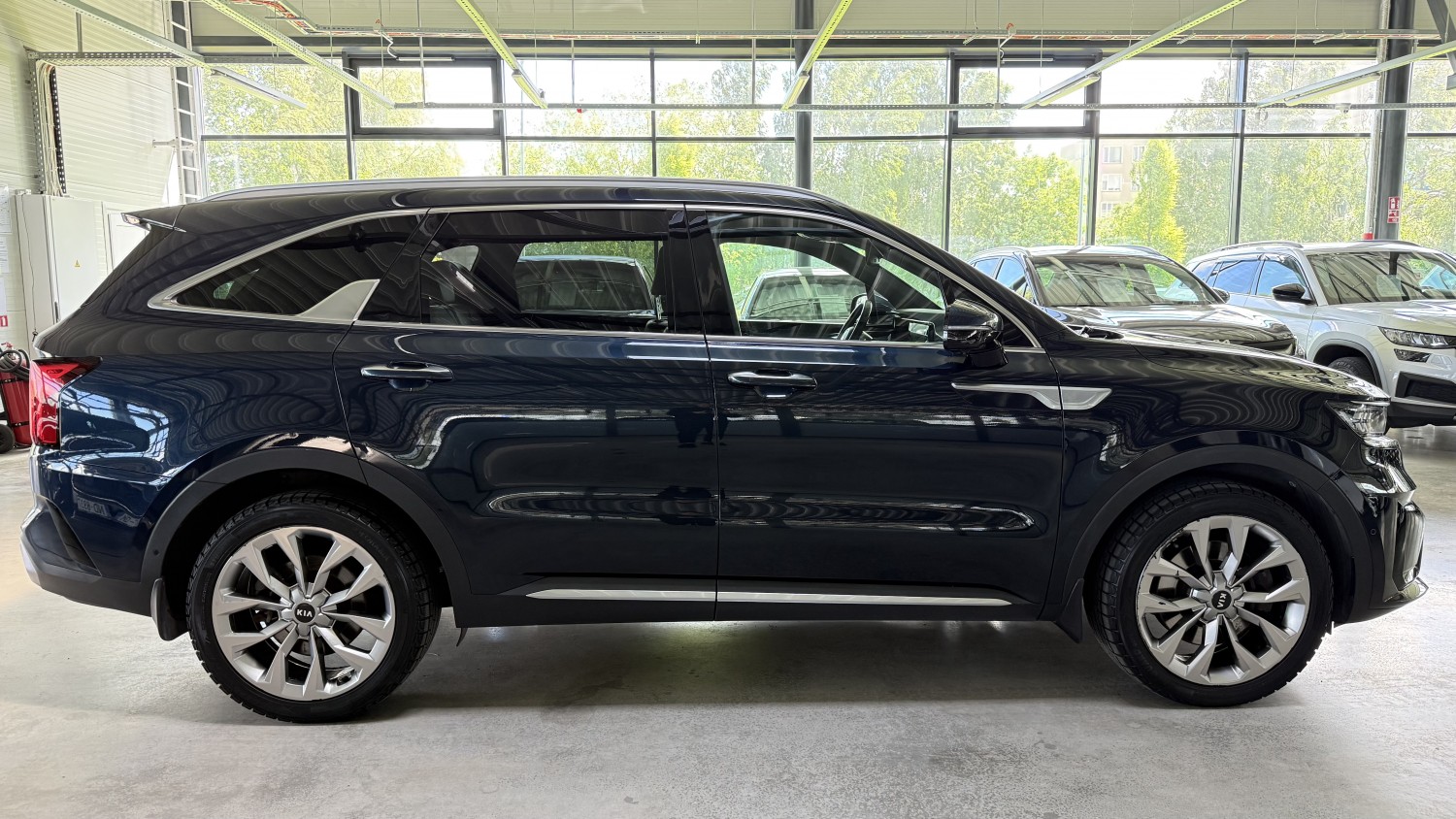 Car image 4