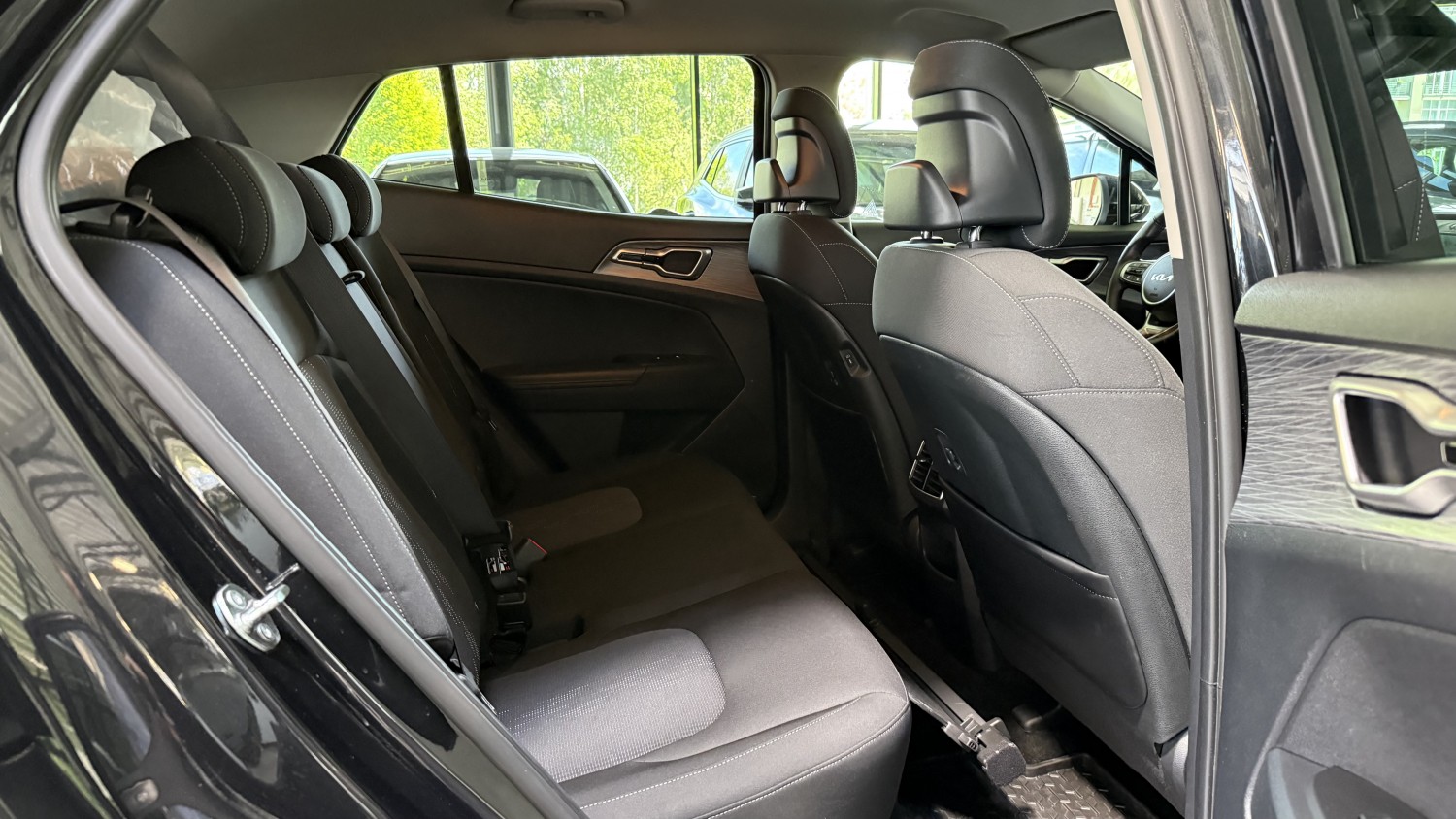 Car image 13