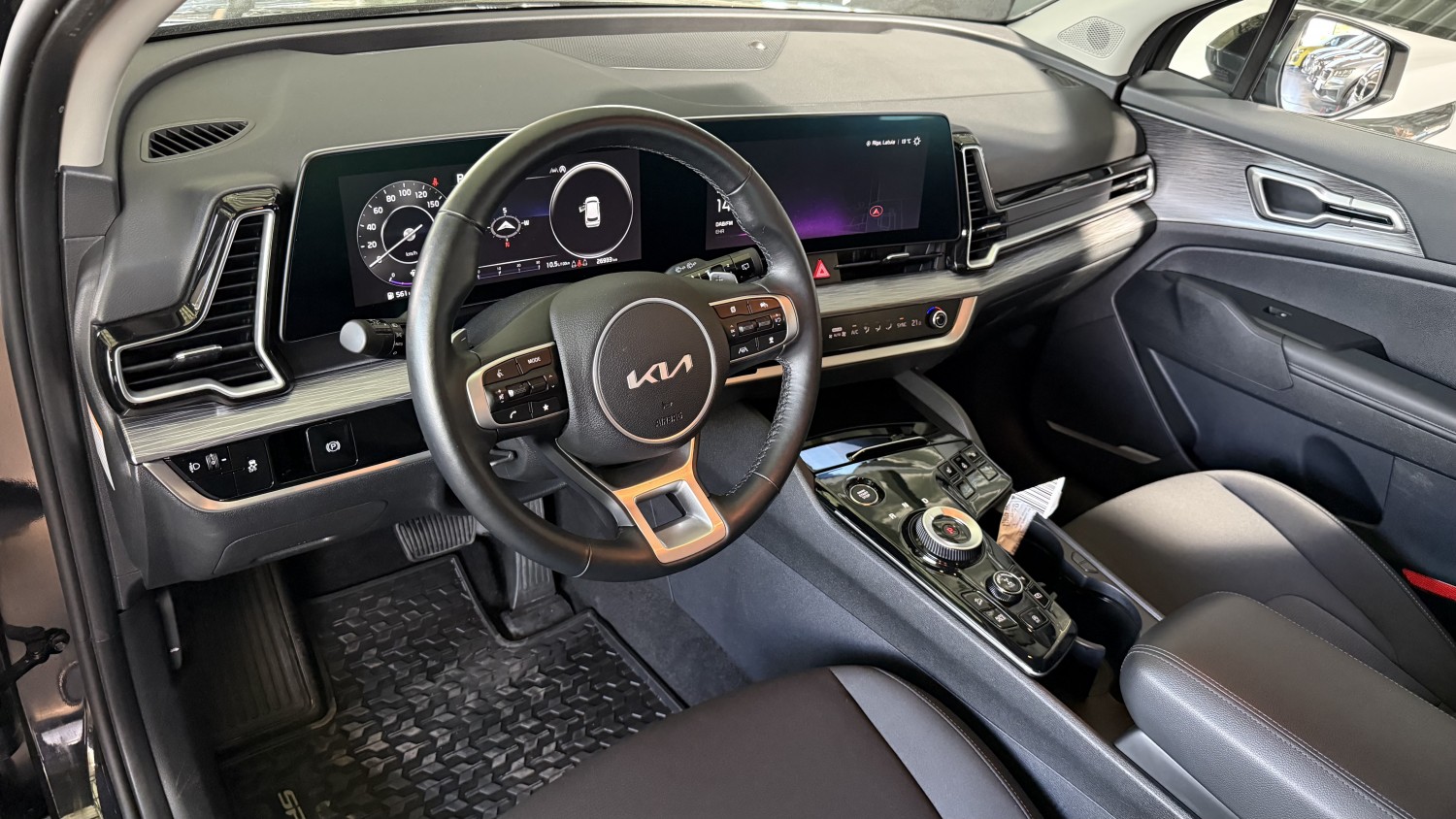 Car image 10